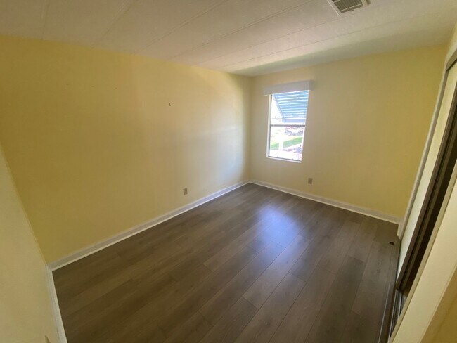 Building Photo - Beautiful 2 + 2, ANNUAL Lease In Orange Bl...