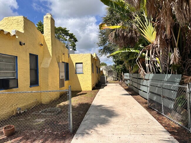 Building Photo - 216 SW 2nd Ave