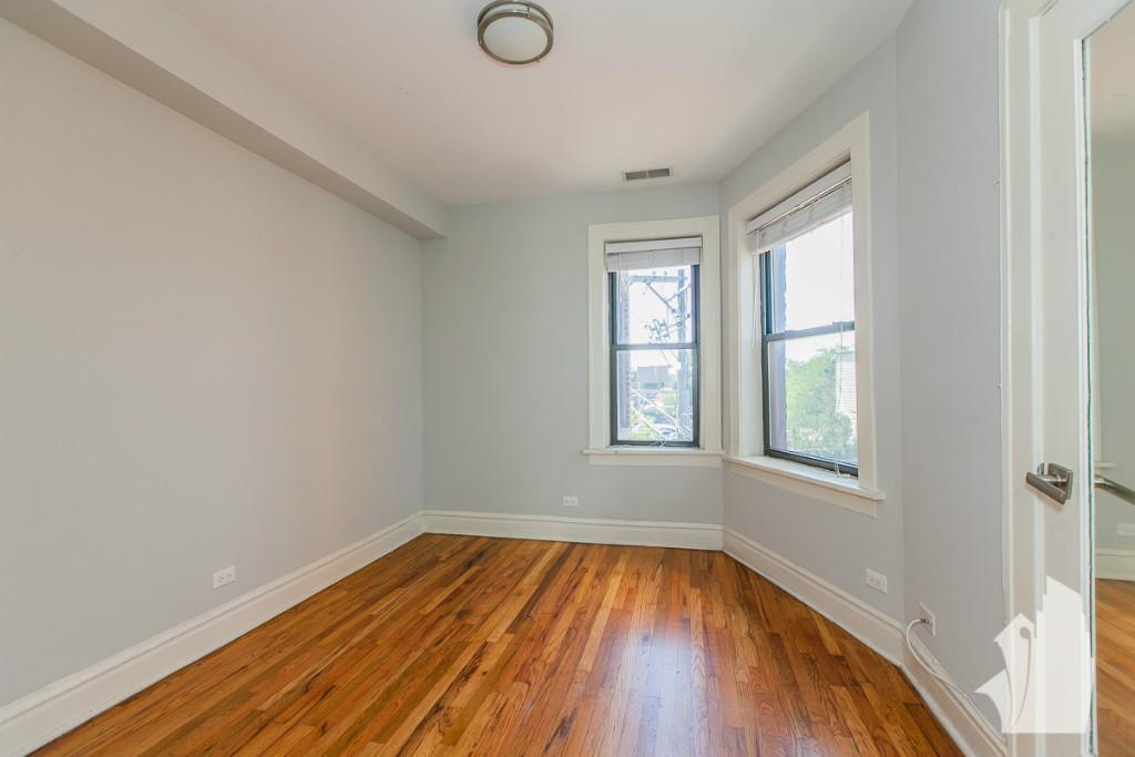 Building Photo - 2234 W Wilson Ave