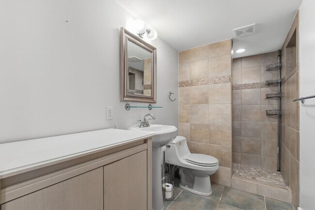 Building Photo - 5306 Beach Dr SW
