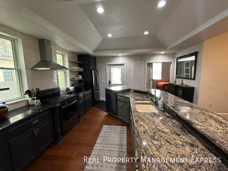 Building Photo - Furnished 5 Bedroom, 3.5 Bath Home