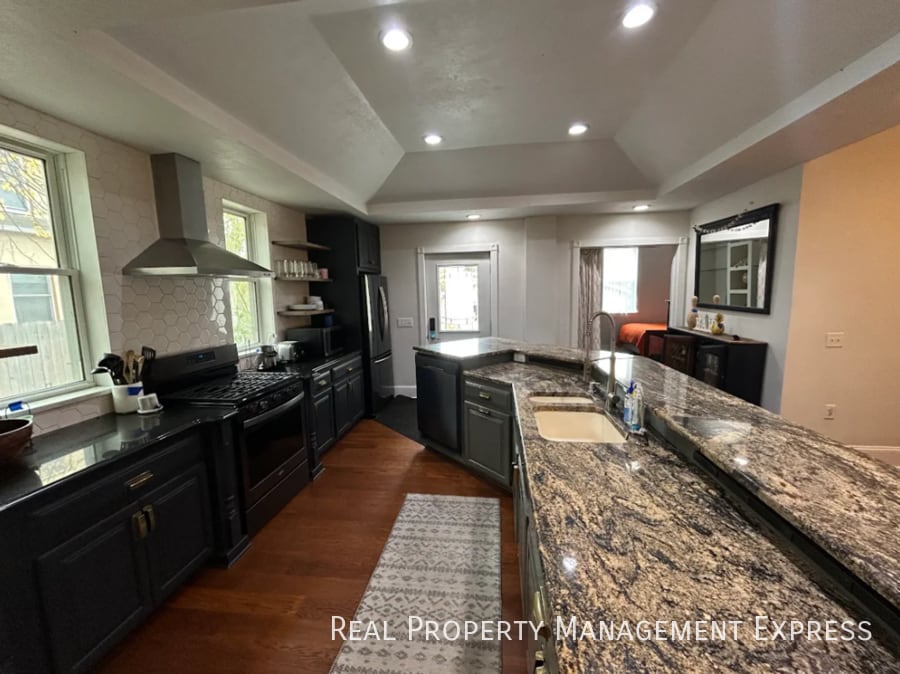 Building Photo - Furnished 5 Bedroom, 3.5 Bath Home