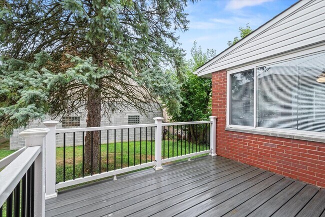 Building Photo - 3635 Poplar Ave