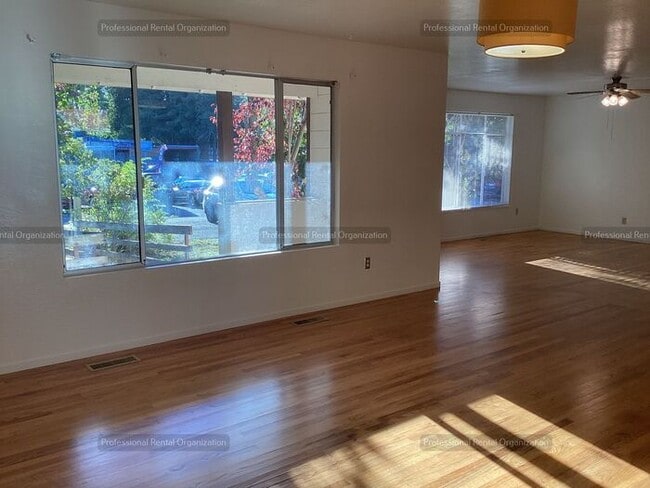 Building Photo - Spacious & cheerfully bright large single-...