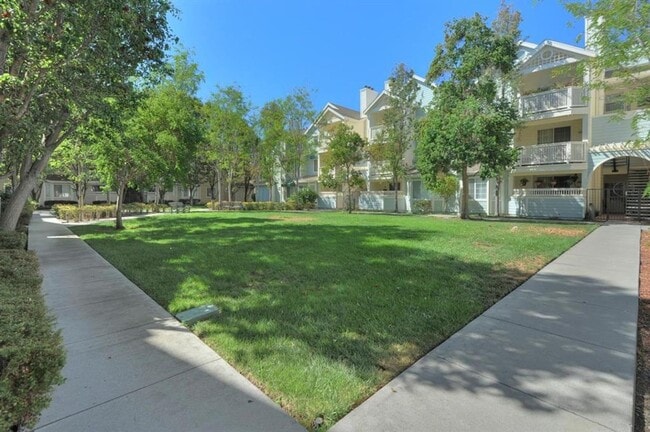 Building Photo - Spacious Remodeled Top Floor Condo, A/C, W...