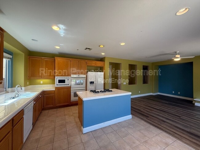 Building Photo - 2029 Milagro Pl