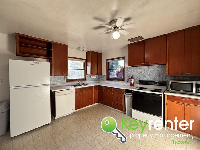 Building Photo - Charming 4-Bedroom Mid-Century Style Craft...