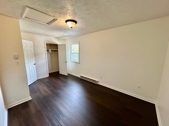 Building Photo - FIRST MONTH HALF OFF - 2 Bedroom in Versailles!