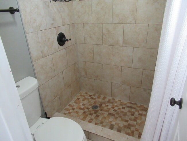 Building Photo - 1410 Auburn Dr