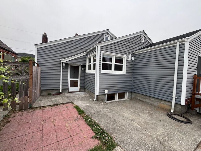 Building Photo - Charming Bremerton Home with Fenced Yard