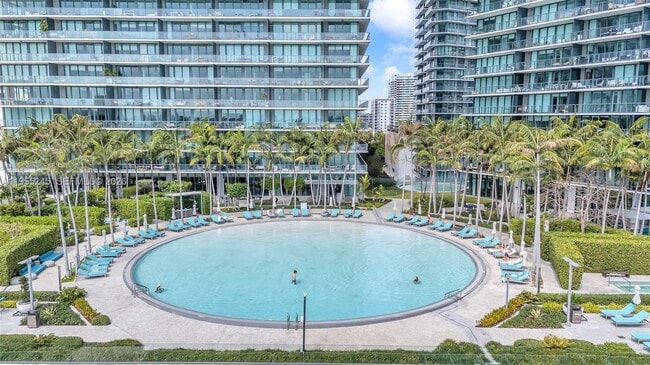 Building Photo - 650 NE 32nd St