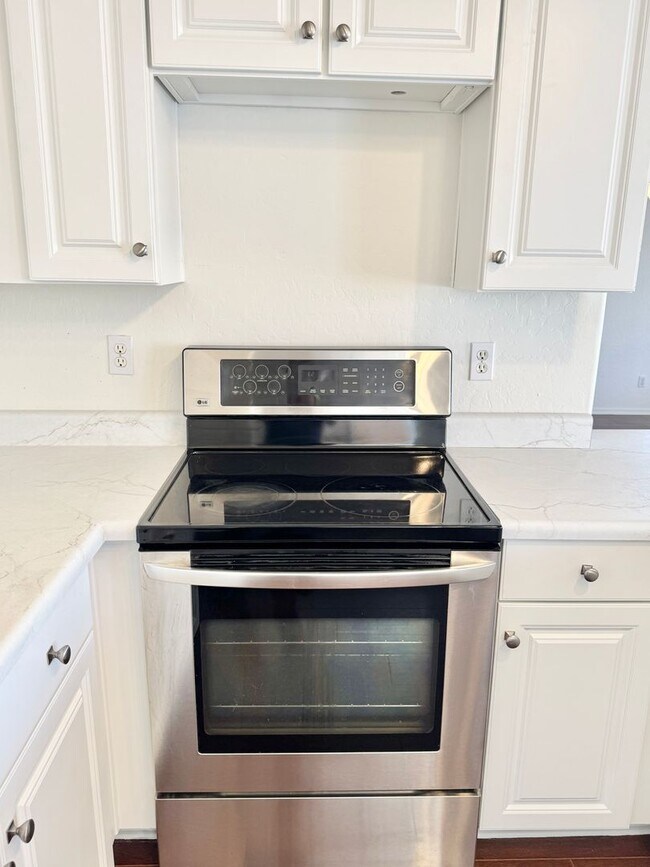 Building Photo - 4 Bedroom 3 Bathroom Home in Surprise! Has Loft & Additional Office/Den!