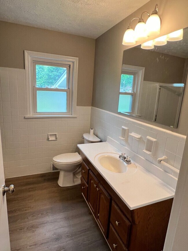 Building Photo - Updated home in Shively