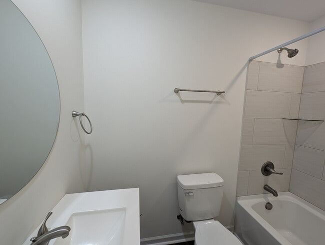 Building Photo - 426 W 4th St