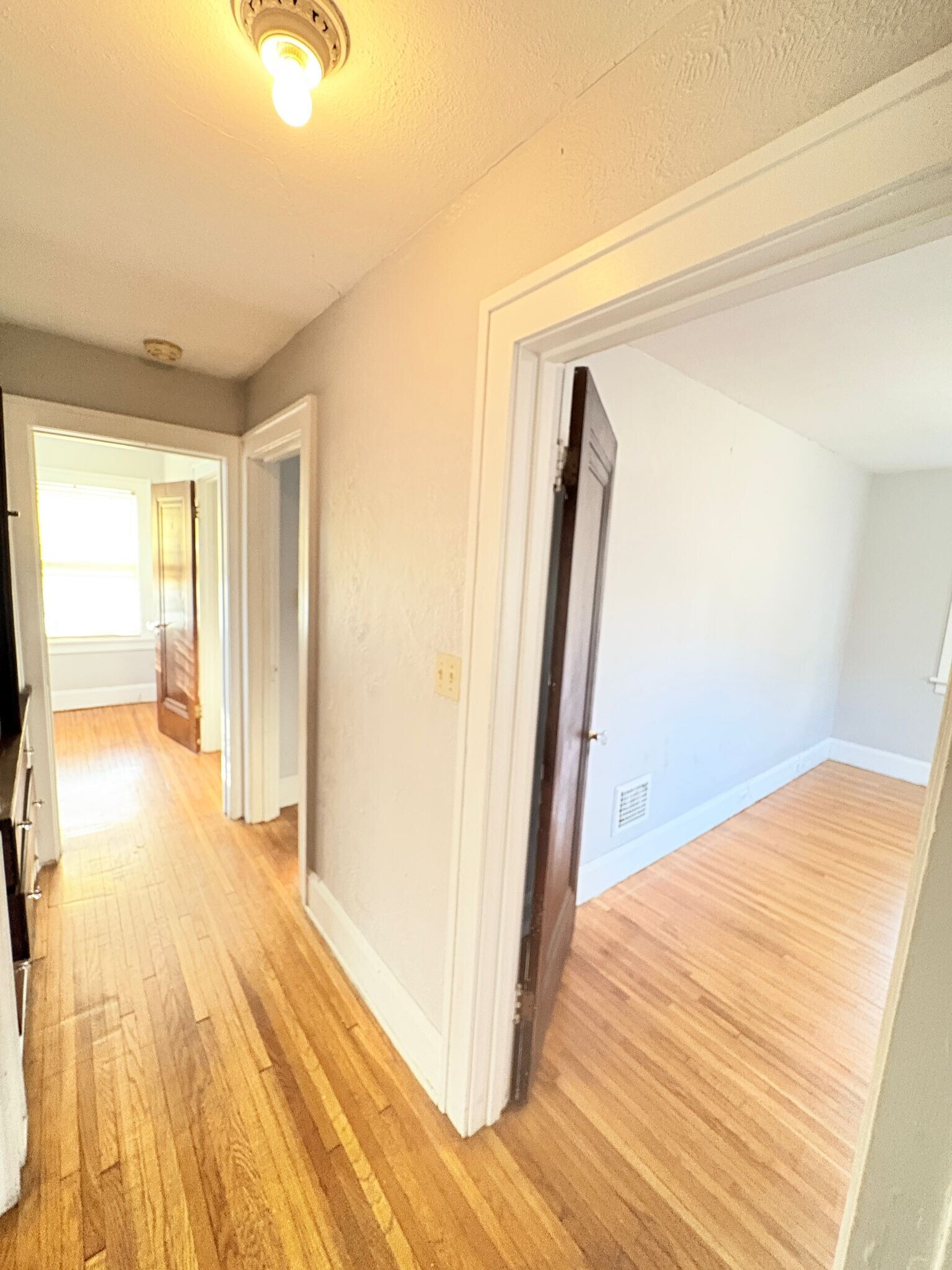 Building Photo - 1907 Oakwood Ave