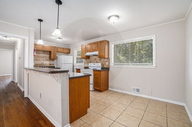 Building Photo - Charming 3BR/1BA Ranch Home with Open Layout & Fenced Backyard