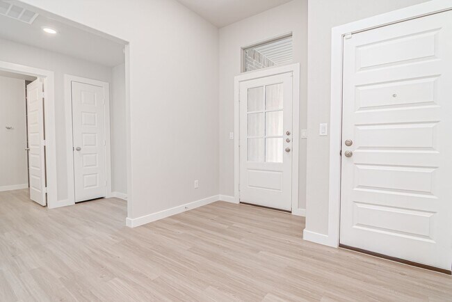 Building Photo - 2721 Longfellow Rd