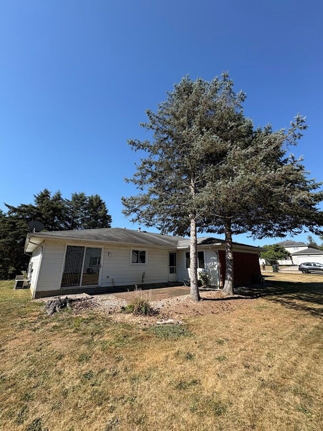 Building Photo - Two bedroom one bathroom duplex for rent
