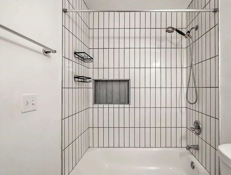 Shower 1 - 1714 Le Grand St