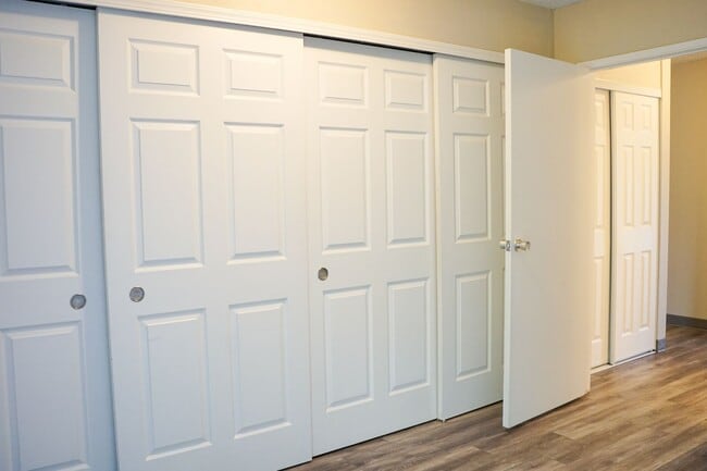 Building Photo - Great Top-Floor 2-Bedroom Near OHSU w/Private Balcony!