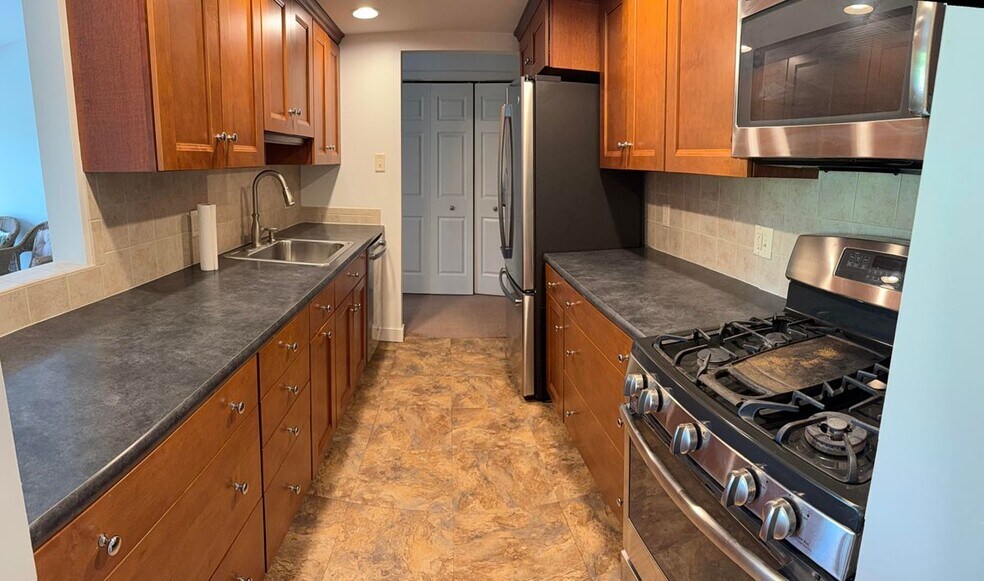 Building Photo - 300 Drummers Ln