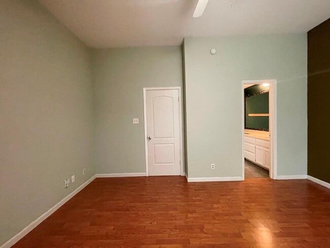 Building Photo - 2-bedroom 2 full bathroom condo in desirab...