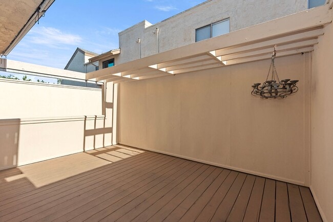 Building Photo - Light-Filled 2BR/2.5BA Townhouse with Private Patio & 2-Car Garage Near UCSD & UTC