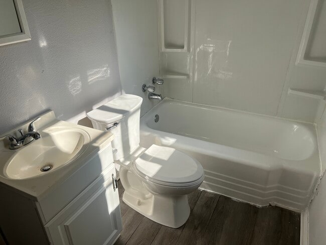 Building Photo - 2129 Ford St