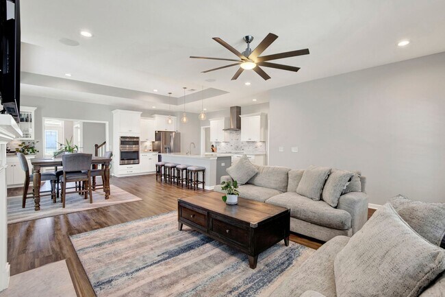 Building Photo - Savannah Quarters!