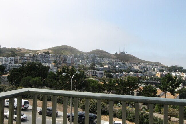 Building Photo - Epic REA: Top Floor 2 BR/2 BA Condo, Pano Views, Balcony, 3-4 Pkg, Storage