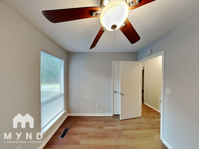 Building Photo - 5927 Creekwood Rd