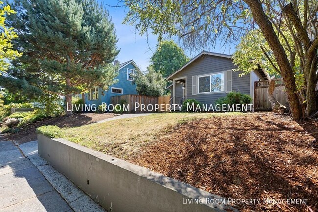 Building Photo - Updated Woodlawn Ranch with a Private Yard