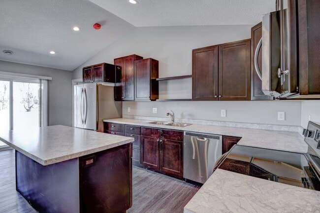 Building Photo - 3 Bedroom Town Home, Association Maintaine...