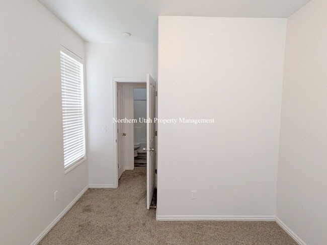 Building Photo - 2 Bed, 2 Bath, Garage, HVAC