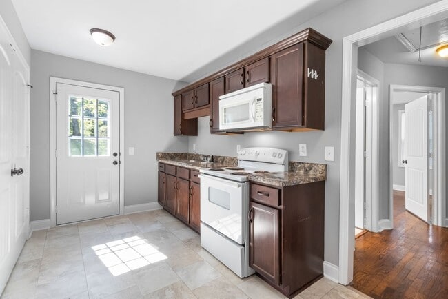 Building Photo - 26 Maple St