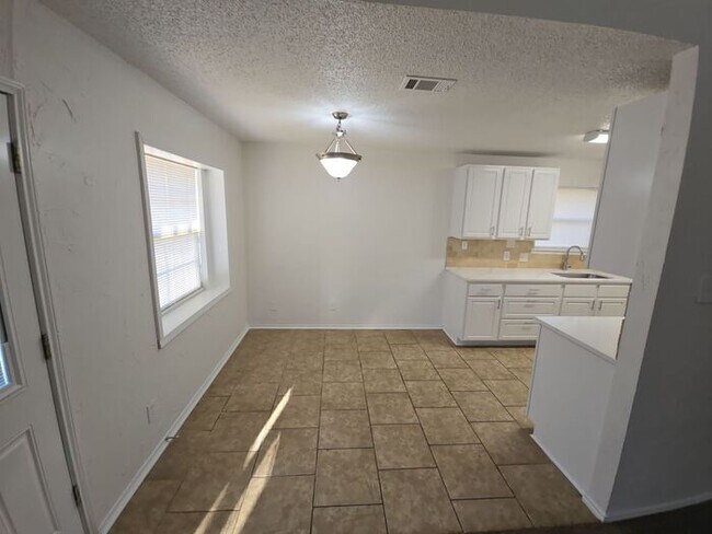 Building Photo - ***Charming Fort Worth 4 Bed 2 Bath w/ Gar...