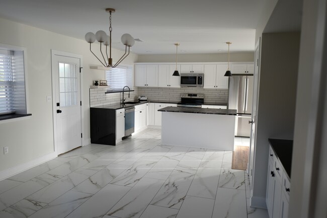 Building Photo - 818 Francis Pl