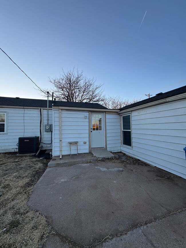 Building Photo - Located in Southlawn!!! 3/2 CH/A