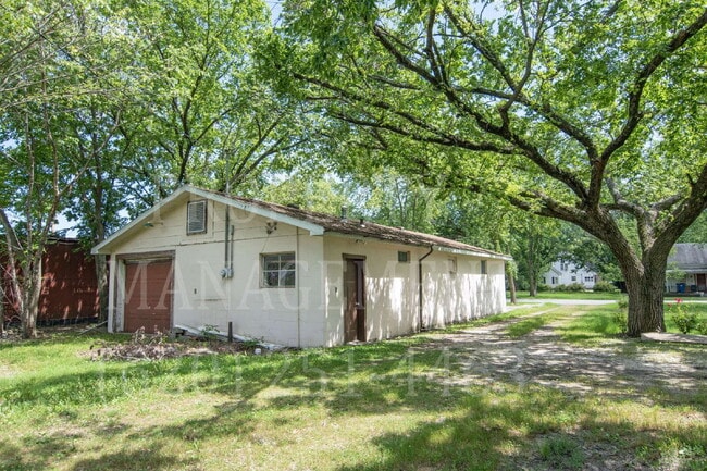 Building Photo - 3-Bed, 1.5-Bath with Detached Dual-Access ...