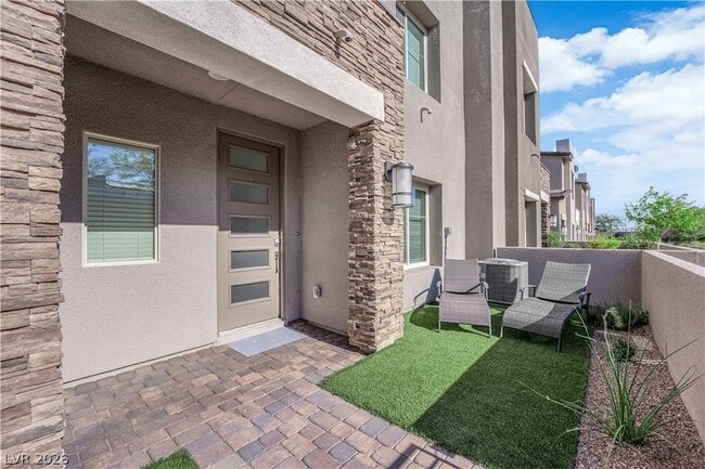 Building Photo - 600 N Carriage Hill Dr