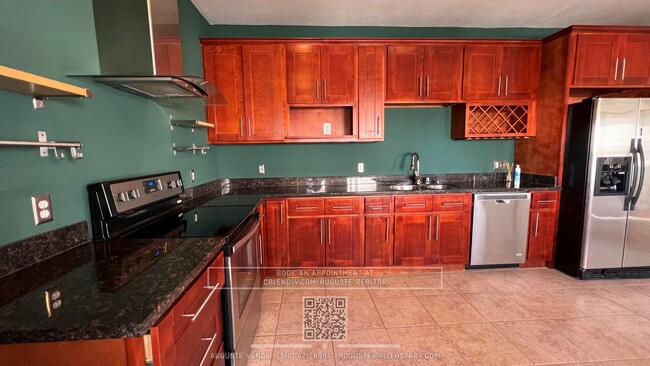 Building Photo - Large kitchen with 3 Fridges, Separate wat...