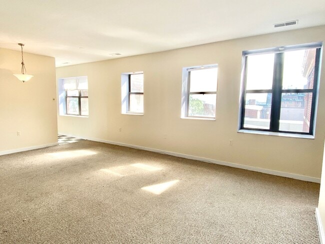 Building Photo - 6 Month Lease! City Living!  Very Spacious...