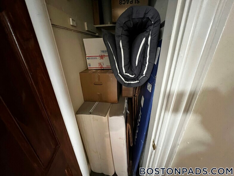 Building Photo - 248 Kelton St