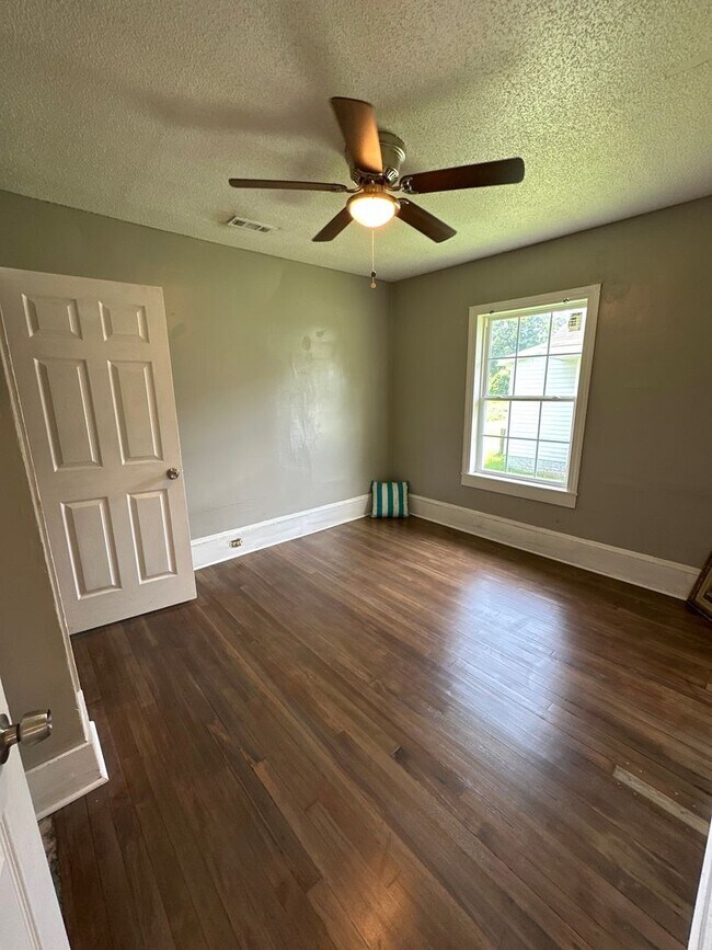Building Photo - 3 Bed/ 1 Bath and move-in ready! www.PMCor...