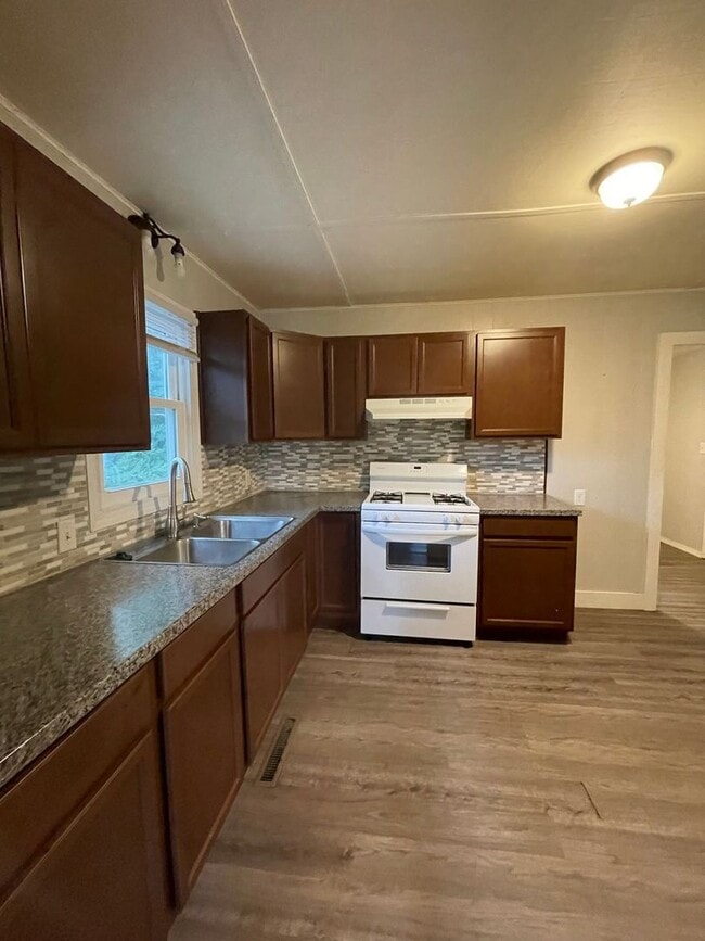 Building Photo - Cute, Clean & in Great Neighborhood!