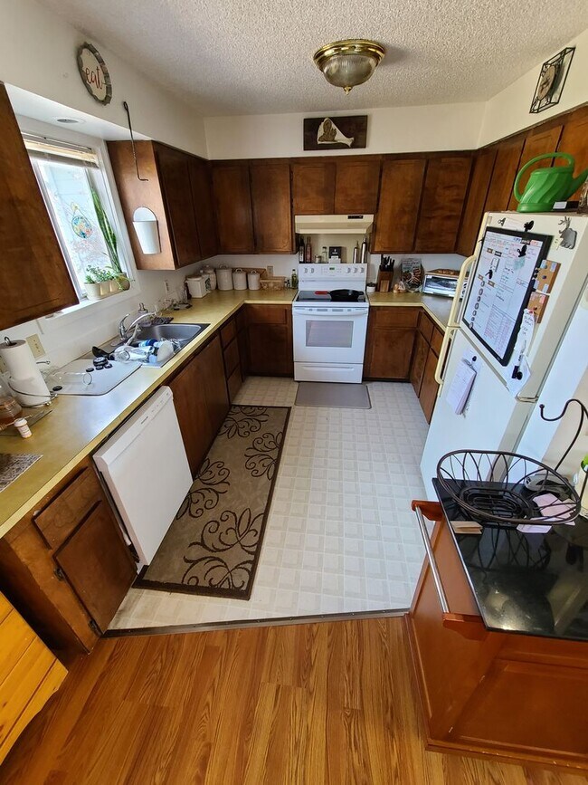 Building Photo - 2823/25 Shan Dr. Duplex