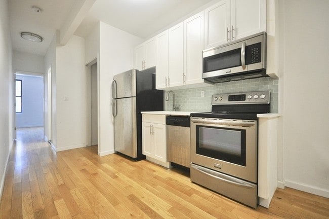 Building Photo - 166 BLEECKER St