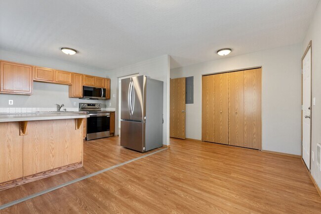 Building Photo - 3Bed/1.5 Bath House available
