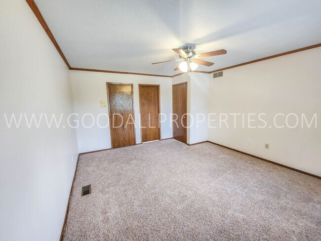 Building Photo - Executive 4 Bedroom Home in West Des Moine...
