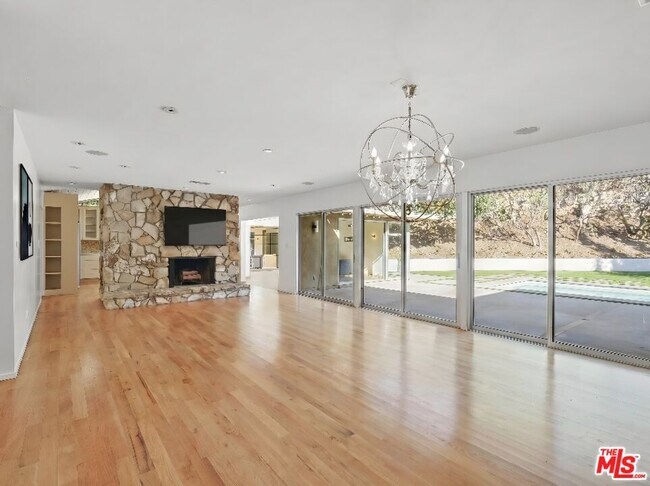 Building Photo - 1700 San Ysidro Dr